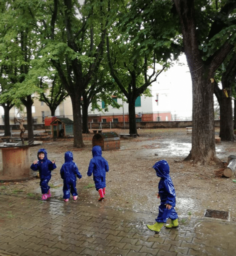 giocando sotto la pioggia