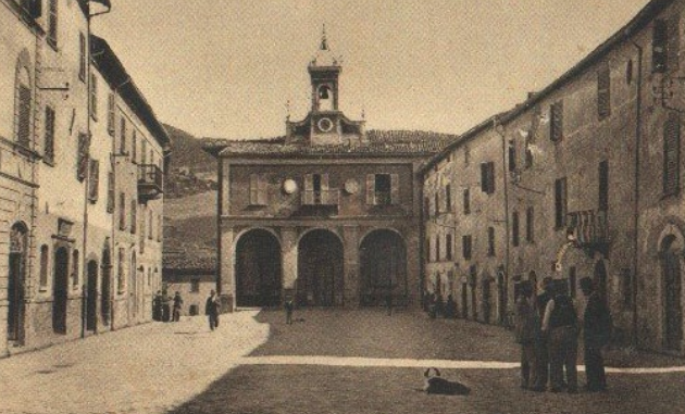 la Piazza di S.Agata Feltria con il Palazzo del Teatro e del Comune, in una foto d'epoca 